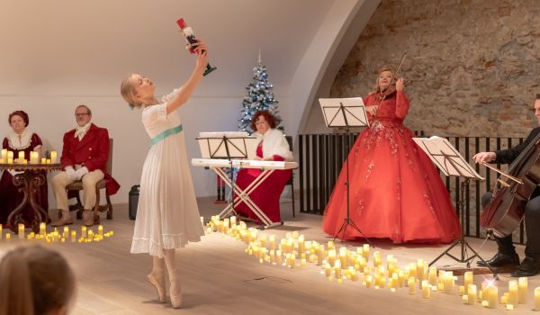 Glasbeno - plesna zgodba: Hrestač ob soju sveč