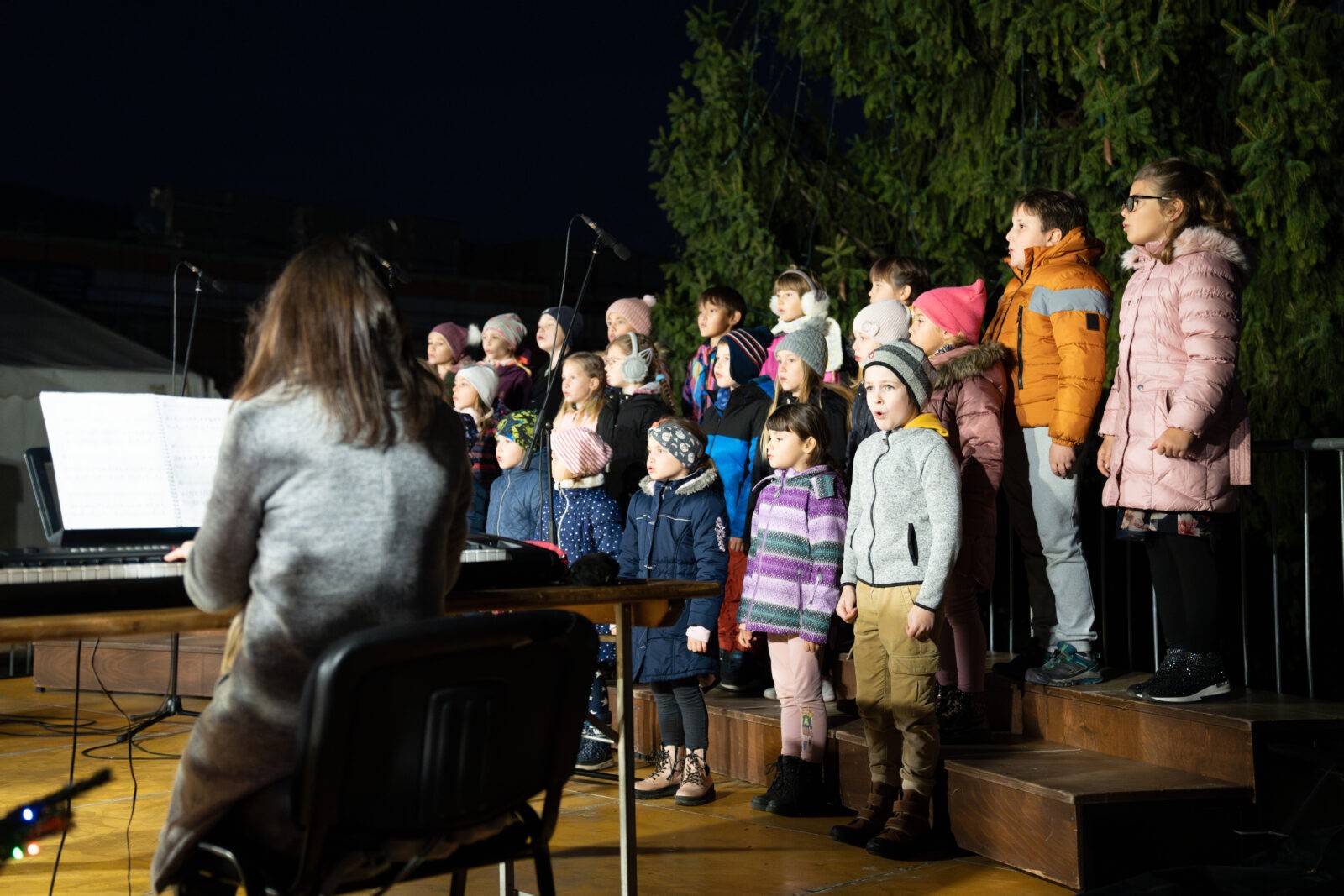 Veseli december 2025: Otvoritev Veselega decembra, prižig lučk in Ledeni sejem kulinarike, umetnosti in obrti